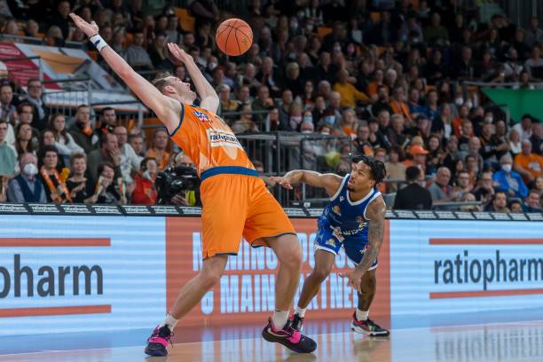 预热转会！京多安晒童年照：头戴印有加拉塔萨雷队徽的帽子